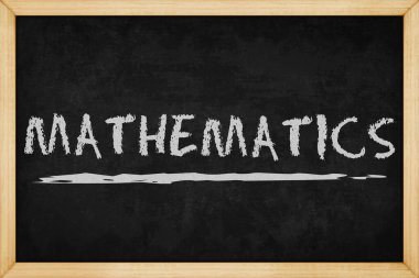 Tahtaya elle çizilmiş tebeşirle matematik metni, sunumlar ve raporlar için tasarım kavramı