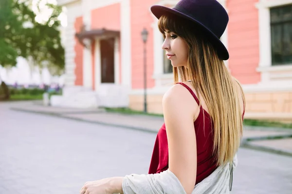 Uma Mulher Bonita Está Andando Pela Rua Hat Close Moda — Fotografia de Stock