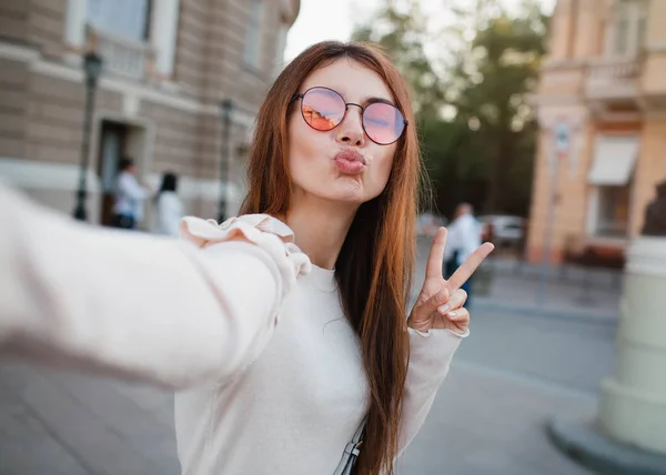 Selfie Portræt Smuk Pige Med Langt Brunette Hår Gaden Baggrund - Stock-foto