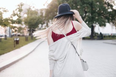 Güzel giysiler stüdyoda poz esmer manken. Ceket giymiş, el çantası. kadın trendy moda giysiler