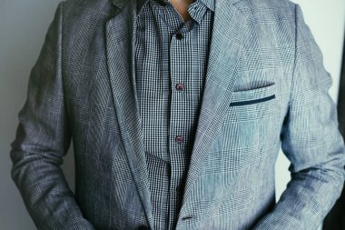 Penceredeki beyaz gömlekli adam saat takıyor..