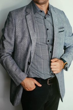 Penceredeki beyaz gömlekli adam saat takıyor..