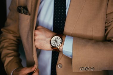 İşadamı lüks stil. Erkekler style.correct düğme ceket, eller yakın çekim, soyunma, adamın tarzı, şık adam. Moda portre rahat bez genç işadamı yakışıklı modeli adamın uygun.