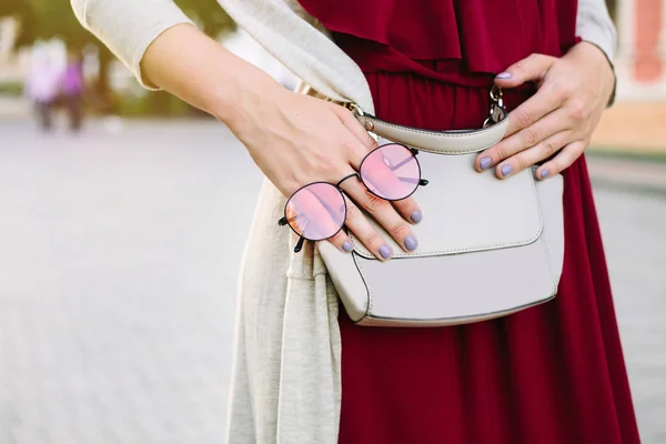 Elegante Hermosa Mujer Caminando Calle Vistiendo Vestido Bordo Sosteniendo Bolso — Foto de Stock