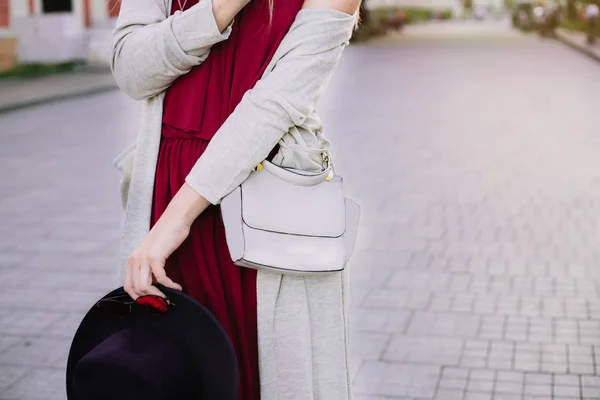 Mulher Bonita Elegante Andando Rua Vestindo Vestido Bordo Segurando Bolsa — Fotografia de Stock