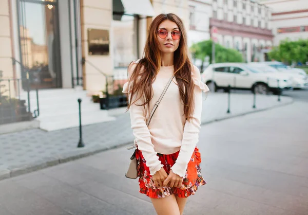 Eski Şehir Sokak Poz Genç Moda Trendy Kız Yaz Güneşli — Stok fotoğraf