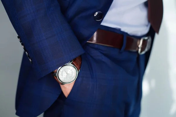ビジネスの男性の Man Body 詳細の手首に高級時計のクローズ アップのファッション画像 青で男の手はパンツ ホワイト バック グラウンドでポケットのクローズ アップです — ストック写真