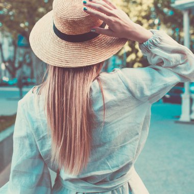 yaz moda stil, sokakta yürüyen kadın turizm seyahat Avrupa'ya.