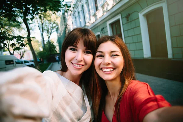 Dos Alegres Alegres Chicas Tomando Una Selfie Mientras Están Sentadas — Foto de Stock