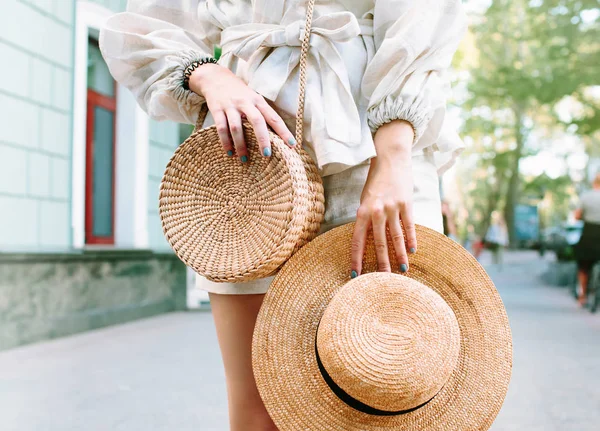 Elegante Atuendo Mujer Naturaleza Top Con Estilo Bolsa Paja Vestido — Foto de Stock