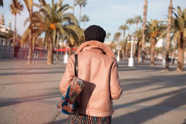 Moda sonbahar gündelik kıyafeti şehirde yürüyüş oldukça stil sahibi kadın portresi kapatın. Sokak style.young pembe ceket, sonbahar moda trendi sokakta yürüyen güzel şık kadın. Kopya alanı.