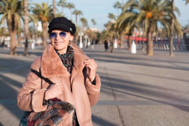 Yetişkin kadın gülümseyerek orta çekici. Yakın kadar pembe ceket yürüyen güzel şık kadın moda, ihale, gülümseyen, mutlu, street style, ilkbahar sonbahar kıyafeti retro kap siyah. Kopya alanı.