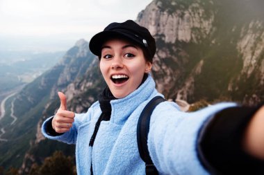 Genç ve güzel kadın turist selfie dağ Monserrat,Spain.Woman gezgin selfie dağlar seyahat yaşam tarzı macera kavramı aktif tatiller açık alarak yapar. 