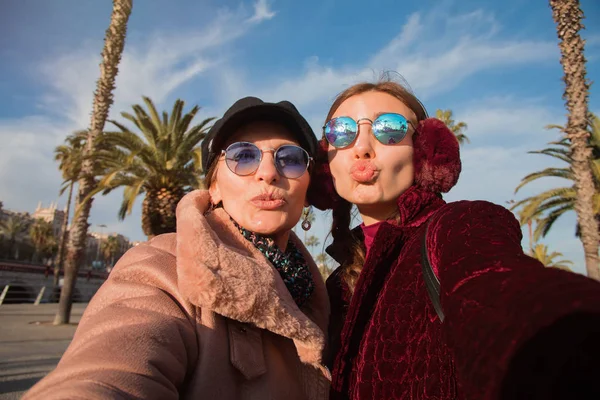 Madre Hija Tomando Selfie Juntas Familia Multirracial Feliz Vacaciones Viaje — Foto de Stock