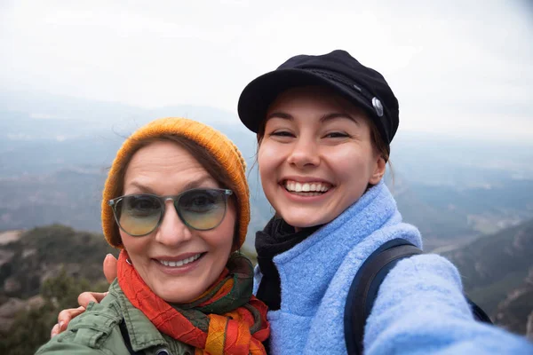Madre Hija Adulta Están Haciendo Selfie Montaña Barcelona Sonriente Emociones — Foto de Stock