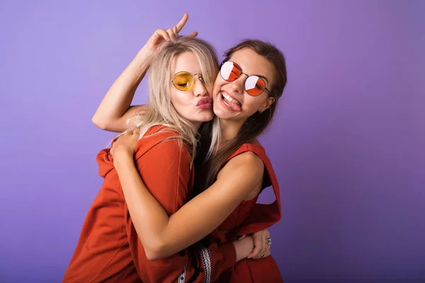 Dos Mujeres Jóvenes Están Divirtiendo Sus Amigos Están Abrazando Mutuamente —  Fotos de Stock