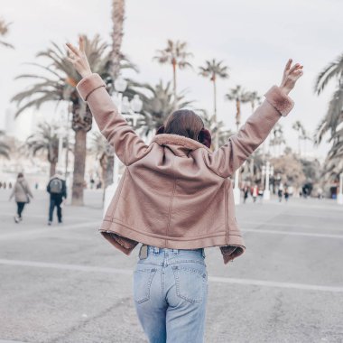 Ellerini havaya kaldır ve almak eğlenceli. Özgür mutlu kadın yükselterek arms.back kadar güzel kız iki el görüntülemek.