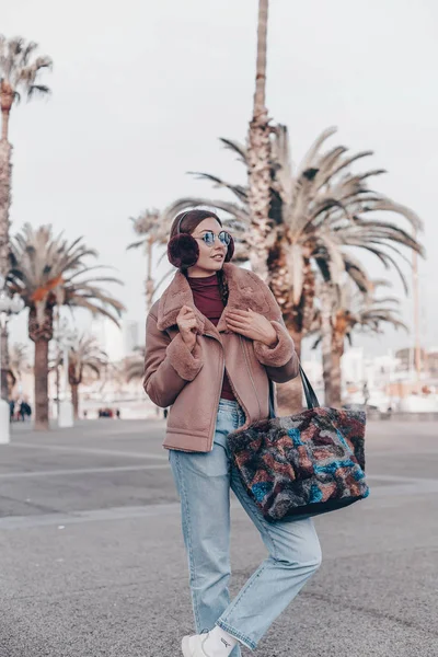 Outdoor Fashion Portret Van Stijlvolle Mooie Brunette Vrouw Nacht Voorjaar — Stockfoto