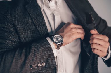 Vintage smart casual kıyafet açık. Moda model adam ofiste poz. Adam posing.closeup moda görüntü bir iş adamı man.body ayrıntı lüks seyretmek üstünde kol bileği uygun. İzole değil.