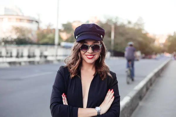 Image Rapprochée Une Femme Brune Heureuse Portant Des Lunettes Soleil — Photo