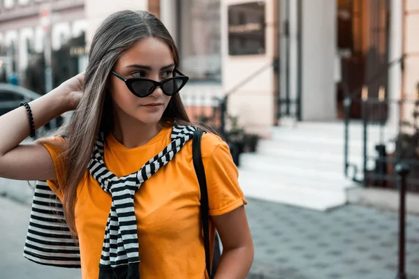 Close Van Portret Van Stijlvolle Jongedame Wandelen Een Straat Van — Stockfoto