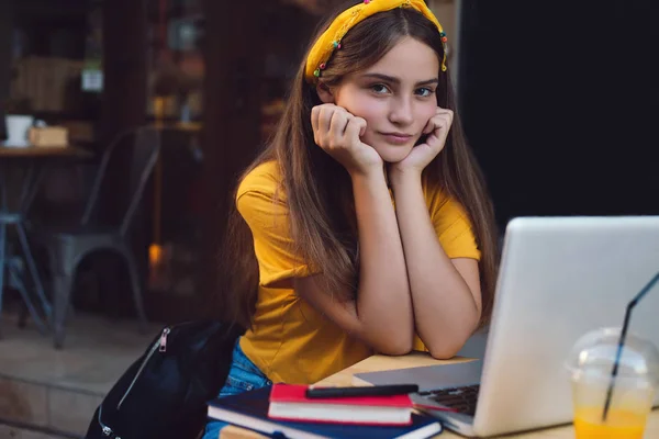 Müde Frau Sitzt Freien Café Tisch Und Gähnt Porträt Eines — Stockfoto