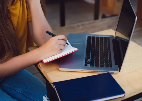 Frau Mit Laptop Beim Sitzen Junge Frau Trägt Smartwatch Mit — Stockfoto