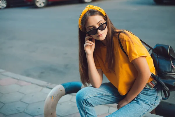 Mujer Hermosa Joven Mirando Cámara Manera Impresionante Fondo Luz Retrato —  Fotos de Stock