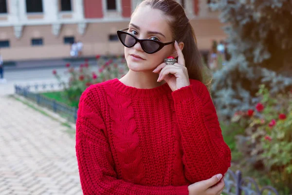 Retrato Cerca Una Hermosa Mujer Caucásica Caminando Aire Libre Hermosa — Foto de Stock