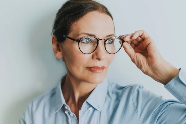 Cerca Mujer Morena Gafas Que Posan Con Los Brazos Cruzados Imagen De Stock