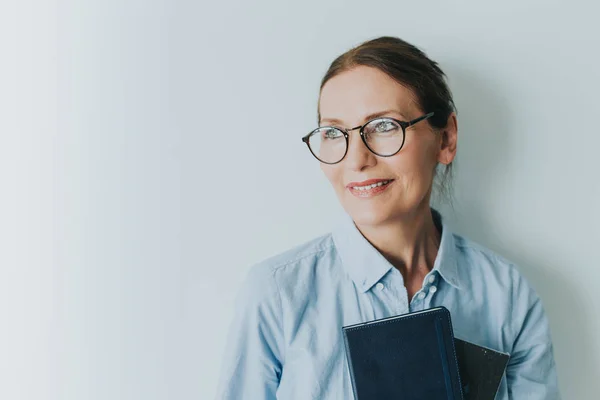 Hermosa Anciana Ropa Casual Gafas Sosteniendo Books Portrait Mujer Madura Imágenes De Stock Sin Royalties Gratis