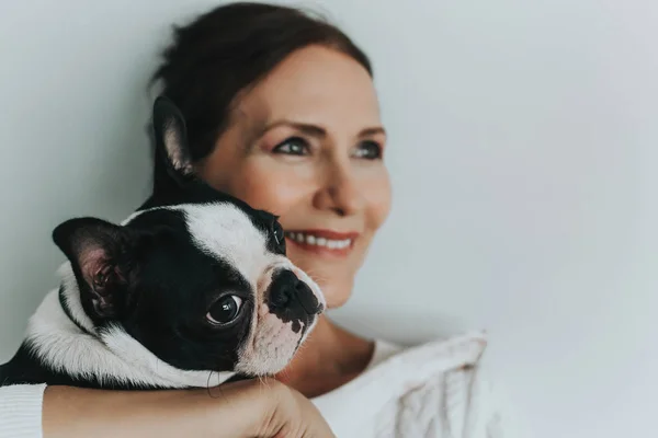 Mujer Madura Sonriente Feliz Está Disfrutando Casa Con Perro Mascota Fotos De Stock