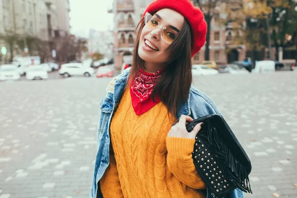 Primer Plano Retrato Moda Mujer Joven Atractiva Chaqueta Vaqueros Suéter — Foto de Stock