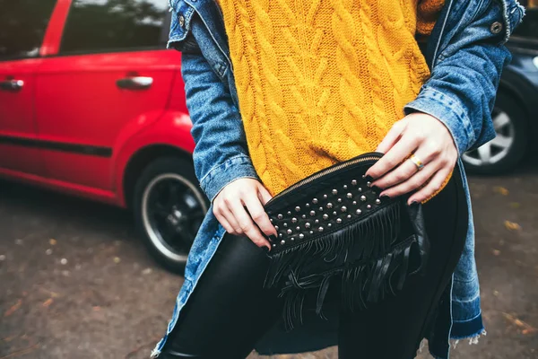 Modische Junge Frau Jeans Langer Jeansjacke Gelbem Strickpullover Und Trendiger — Stockfoto