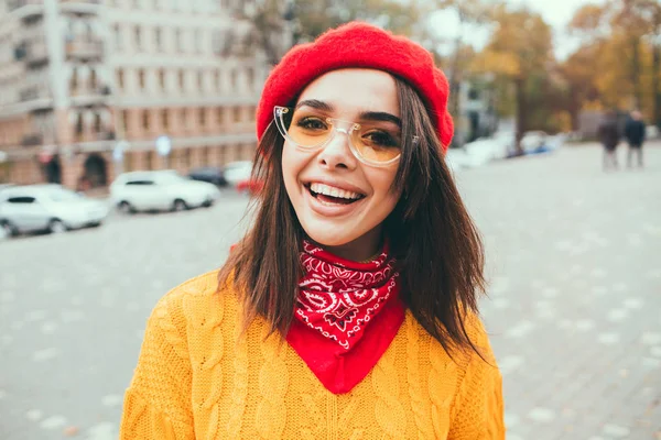 Retrato Modelo Femenino Blanco Maravilloso Con Maquillaje Brillante Que Expresa Imágenes De Stock Sin Royalties Gratis