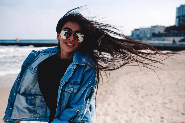 Jovencita Sonriente Disfrutando Sus Vacaciones Fin Semana Playa Hermosa Modelo —  Fotos de Stock