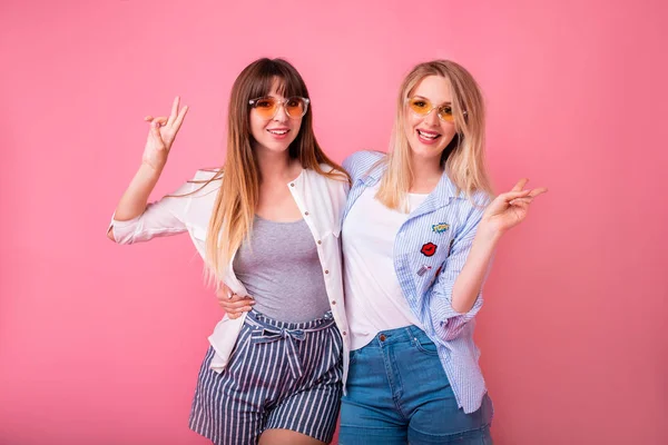 Photo Two Young Party Women Smiling Waving Hand Camera While — Stock Photo, Image