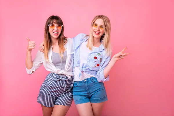 Дві Стильні Красиві Молоді Жінки Позують Рожевому Студійному Фоні Одягнені — стокове фото