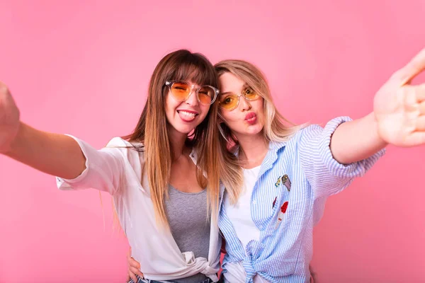 Foto Dos Mujeres Jóvenes Del Partido Sonriendo Saludando Mano Cámara —  Fotos de Stock