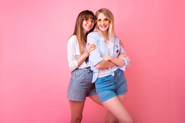 Deux Jolies Jeunes Femmes Élégantes Posant Sur Fond Studio Rose — Photo