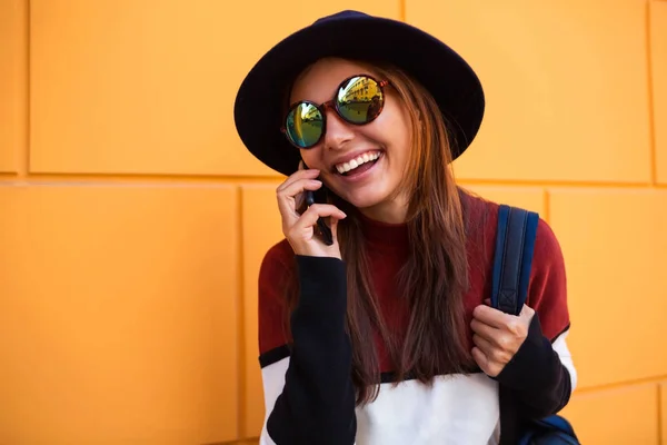 Technologie Communicatie Levensstijl Mensen Concept Glimlachen Jonge Vrouw Tienermeisje Opgeroepen — Stockfoto