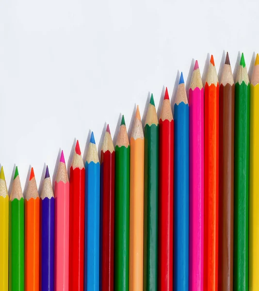 Renkli kalemlerle, okul malzemeleriyle.