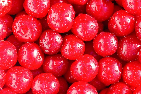 Olgun kirazlar, su damlalarıyla kaplı.