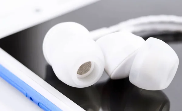 Macro Tecnología Smartphone Con Auriculares Blancos —  Fotos de Stock