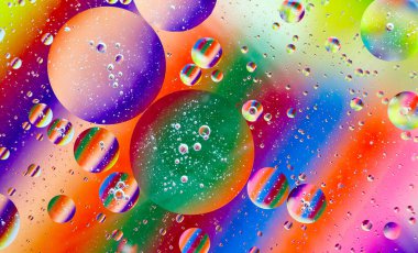 Suda parlak olia halkaları olan arkaplan