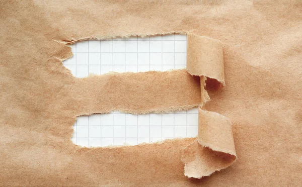 Kareli destekli yırtık kahverengi kağıtlı arkaplan