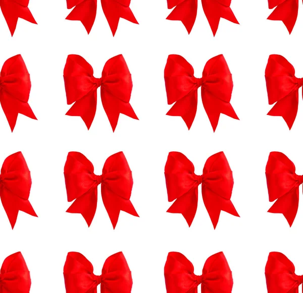 Kusursuz desenli saten kurdele, beyaz arkaplanda bir sıra fiyonk.