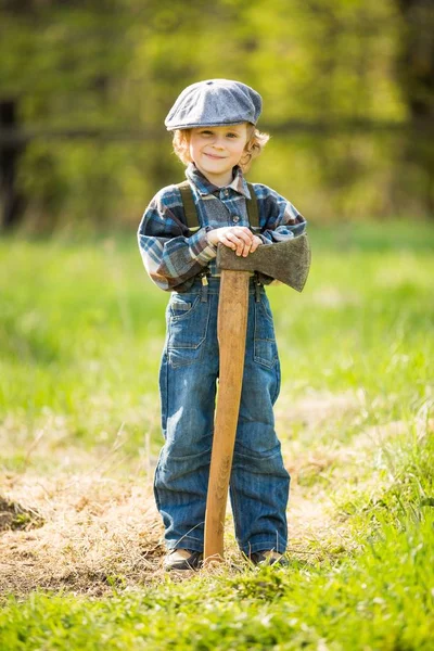 Piccolo Ragazzo Caucasico Cappello Posa Con Ascia Grande Ritratto Piccolo Fotografia Stock