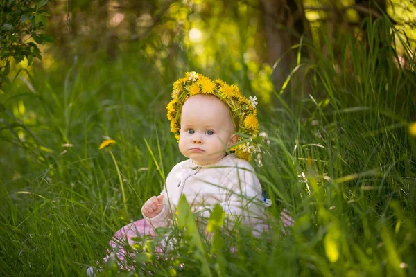 Маленька Біла Дівчинка Сидить Траві Лісі Красива Дитяча Дівчинка Портрет — стокове фото