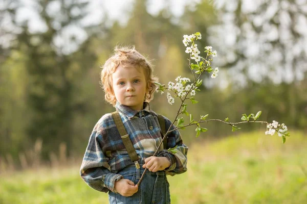 Ung Blond Pojke Poserar Blommande Fruktträdgård Våren — Stockfoto